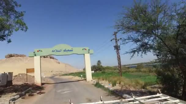 Weg van de woestijn in Aswan — Stockvideo