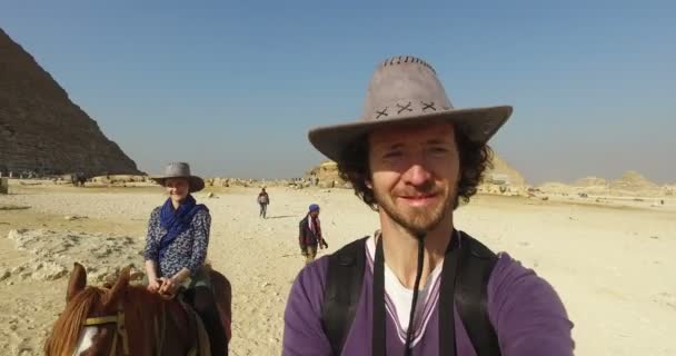 Пара на лошади перед пирамидами Гизы — стоковое видео