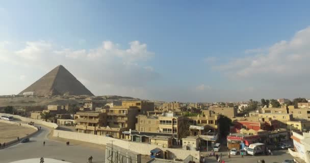Pohled na budovy v Gíze a pyramidy — Stock video