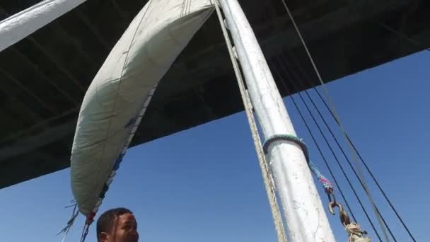 Sailing felucca under Aswan bridge — Stock Video