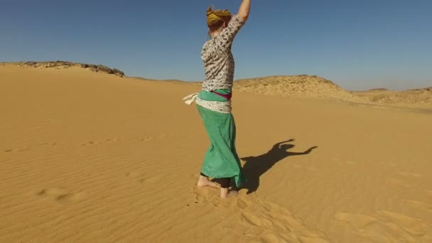 Nő táncol mezítláb a sivatagban — Stock videók