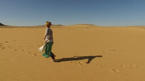 femme courir pieds nus dans le désert 