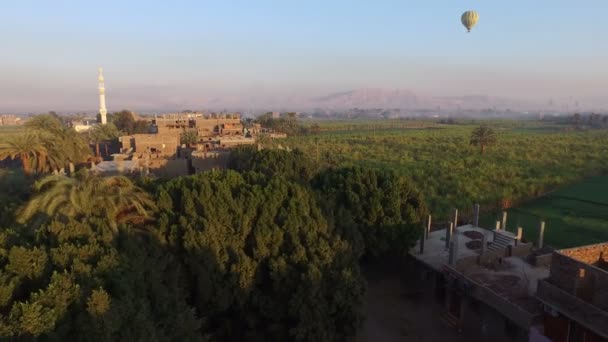 Heißluftballon über dem Luxus — Stockvideo