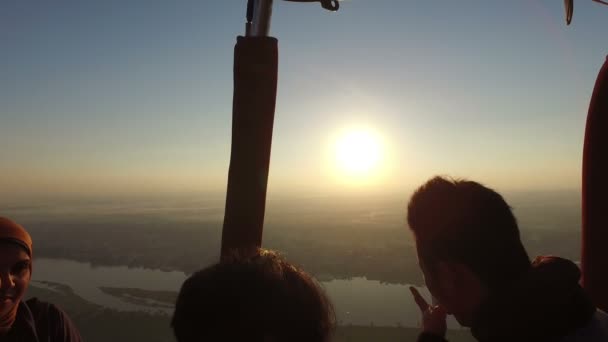 Turistas en globo aerostático volando sobre Luxor — Vídeo de stock