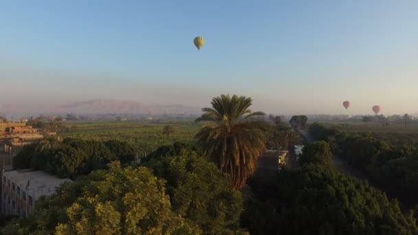 Globo de aire caliente sobre el Luxor — Vídeo de stock