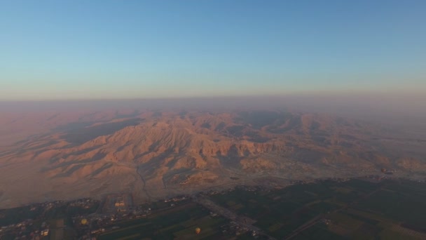 Globo de aire caliente sobre el Valle de los Reyes — Vídeo de stock