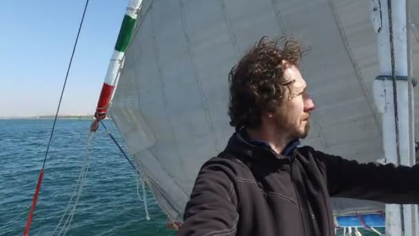 男性游客站在船头的三桅小帆船 — 图库视频影像