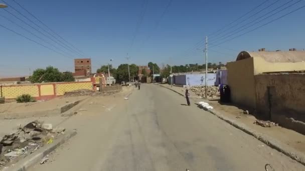 Street view of village near Aswan — Stock Video