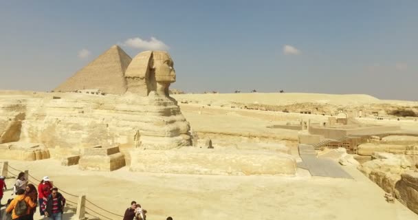 Touristen besuchen Giza-Pyramiden — Stockvideo
