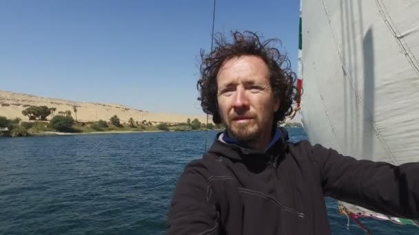 Männlicher Tourist steht auf Bug der Felucca — Stockvideo