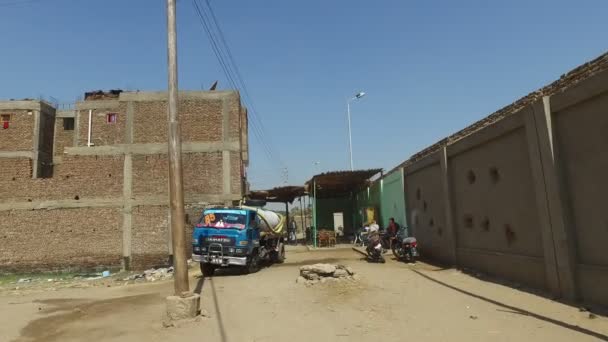 Hombre local conduciendo camión cisterna de agua — Vídeo de stock