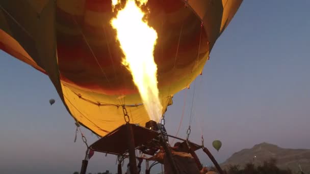 Irányítja a hőlégballon lánggal égő — Stock videók