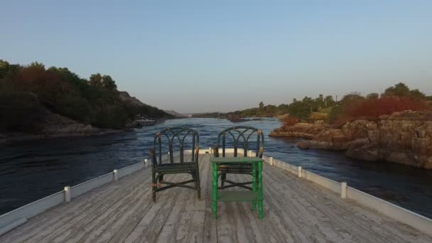 Stoelen en tafel op het dak van de boot — Stockvideo