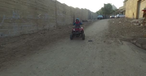 Мальчик на квадроцикле в Гизе — стоковое видео