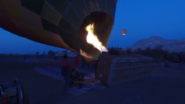 Brännare styra en flamma i luftballong — Stockvideo