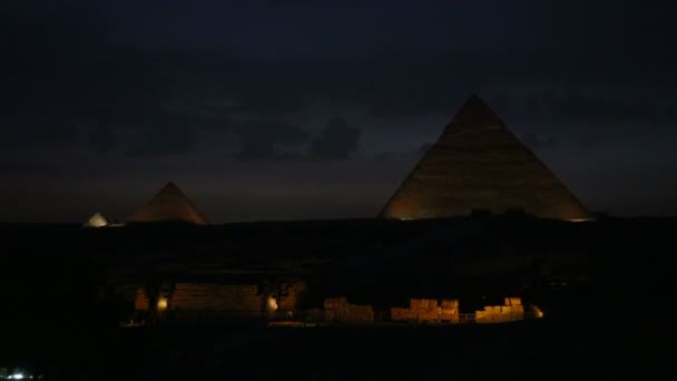 Yramids a Giza durante spettacolo di luce notturna — Video Stock