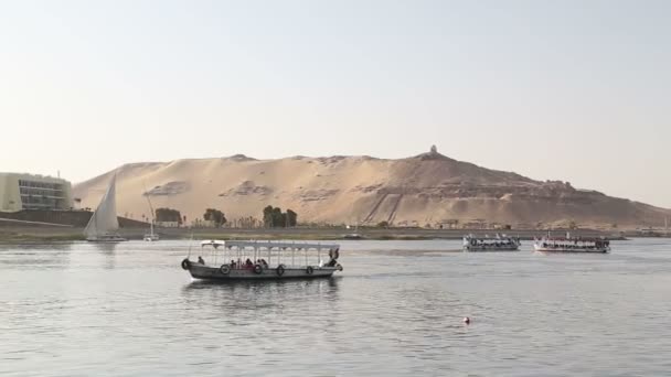 Både med turister sejler på Nilen – Stock-video
