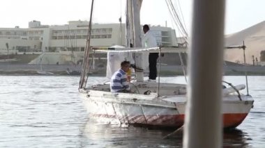 Erkekler ile Felucca yelken