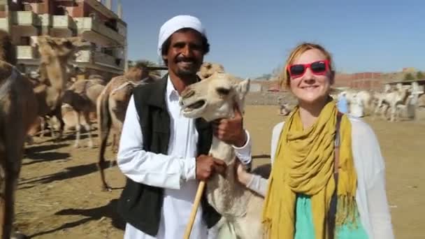 Toerist met lokale man op Camel markt — Stockvideo