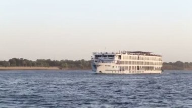 Nil Nehri üzerinde yelken gemisi