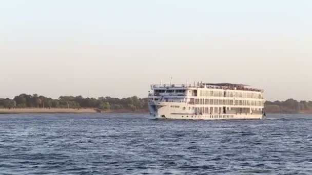 Cruise ship sailing on Nile river — Stock Video