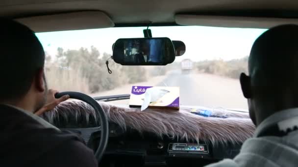 Gente local conduciendo en coche — Vídeo de stock