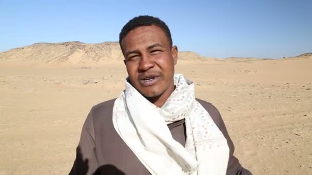 Нубийский мужчина разговаривает с камерой — стоковое видео