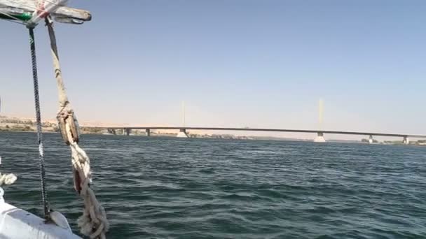 Aswan brug over de rivier Nijl — Stockvideo