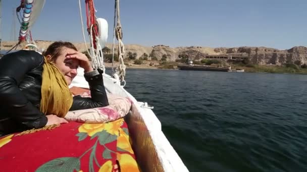 Donna rilassante su felucca — Video Stock