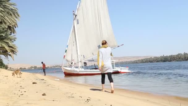 Persone ancorato il loro felucca sulla riva — Video Stock