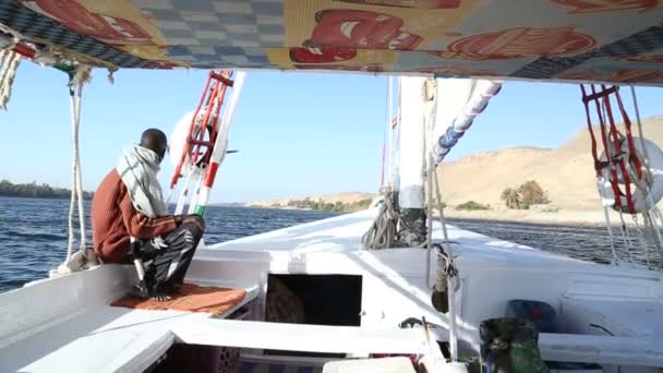 Nubian man sailing with felucca — Stock Video