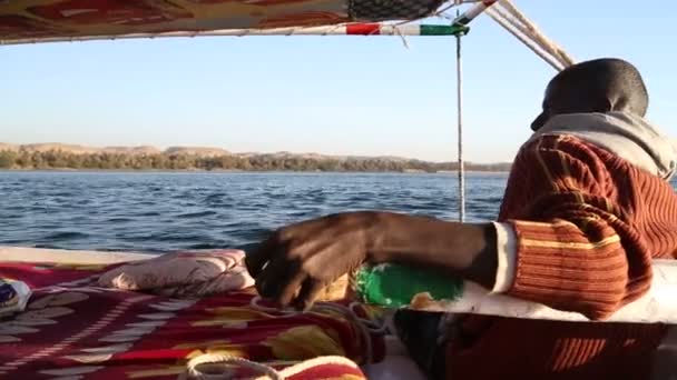 Nubian man żeglowania z Feluki — Wideo stockowe