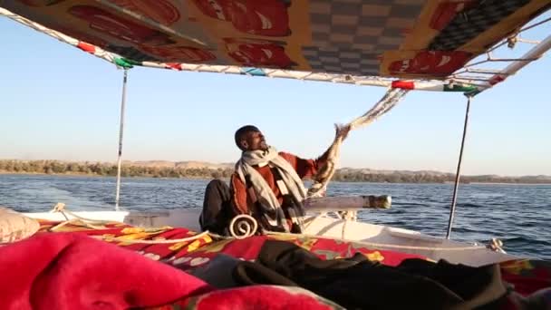 Mann und Frau segeln mit Felucca — Stockvideo