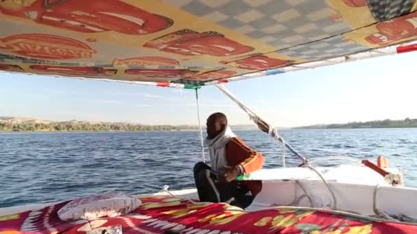 Nubia'lı erkek ile Felucca yelken — Stok video
