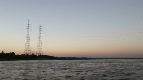 Elektriska pyloner på Nilen — Stockvideo