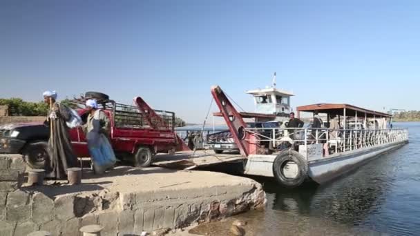 Coches y personas que salen del ferry — Vídeo de stock