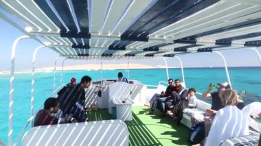 Turistik gezi teknesi adaya doğru yelken