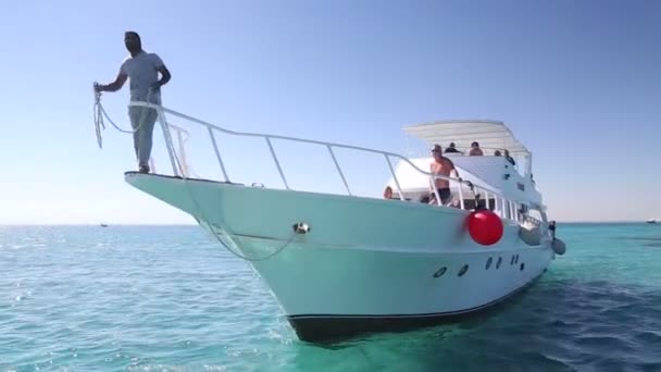 Barco con turistas navegando en el Mar Rojo — Vídeo de stock