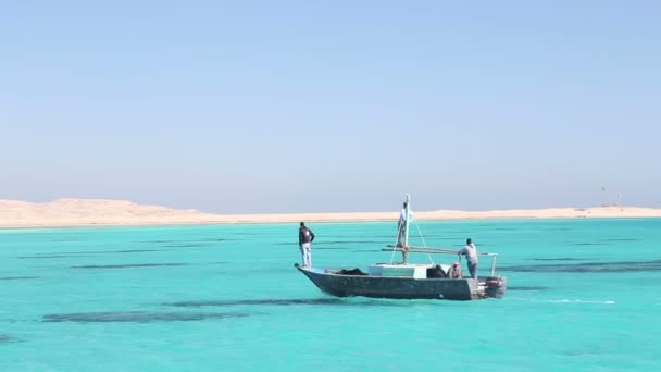 Personnes locales conduisant un bateau en bois — Video