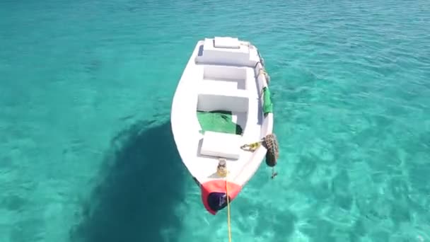 Barco flotando en el mar Rojo — Vídeos de Stock