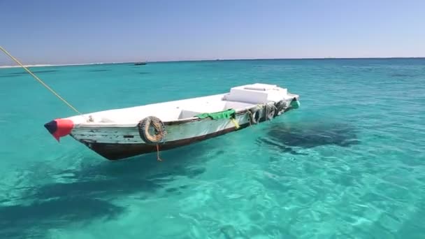 Barco flutuando no mar Vermelho — Vídeo de Stock