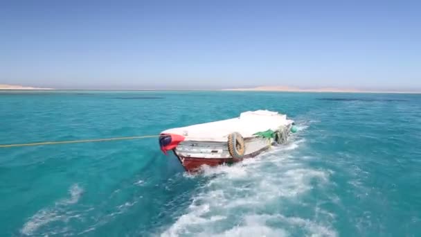 Barco flotando en el mar Rojo — Vídeos de Stock