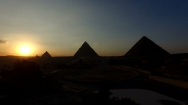 Giza pyramids adlı güzel gün batımı