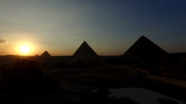 Giza pyramids adlı güzel gün batımı