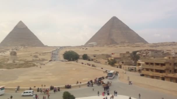 Туристы прогуливаются по пирамидам Гизы — стоковое видео