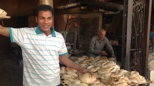 Hombre local vendiendo pan de pita egipcio — Vídeos de Stock