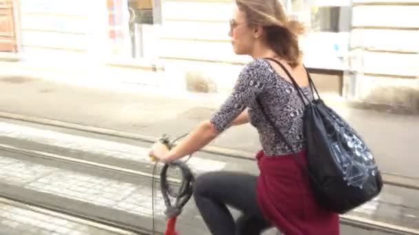 Femme vélo dans la rue — Video