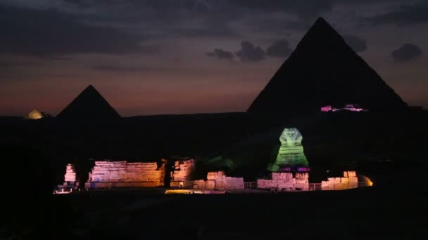 Πυραμίδες κατά τη νύχτα φως δείχνουν στην Γκίζα — Αρχείο Βίντεο