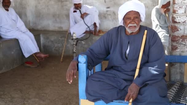 Egyptisk man sitter på bänken — Stockvideo