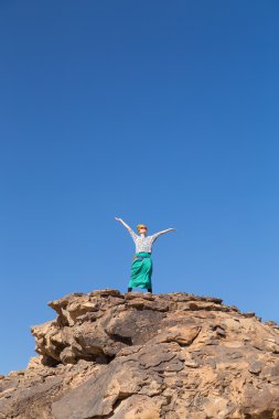 silah Çölü'nde büyük kayanın üzerine yayılan turizm